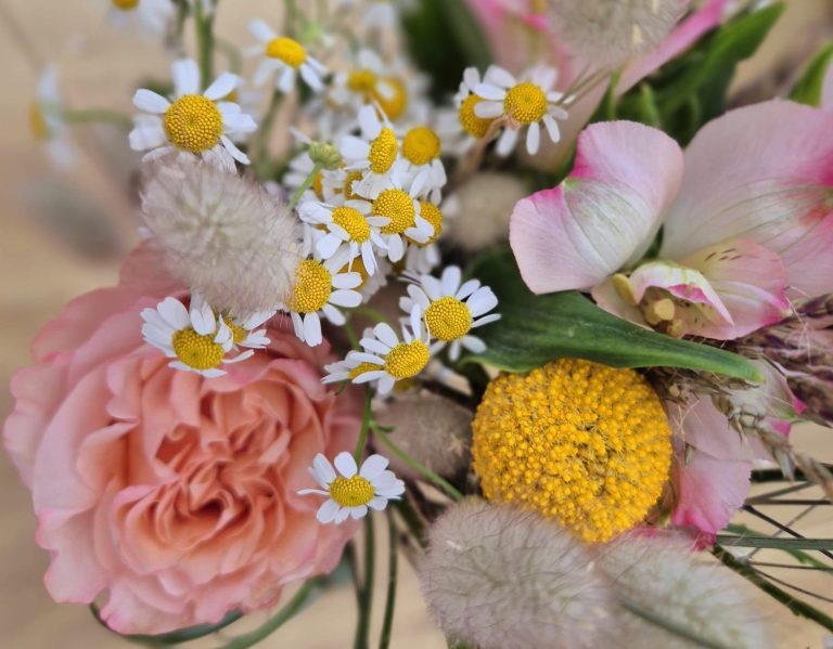 Rosen, Kamille, Gräser und Trockenblumen wirken frisch, natürlich und geben doch einen tollen Farbtupfer Hochzeitsfloristik