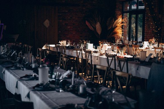 Tisch gedeckt für eine festliche Veranstaltung in einem stilvollen Raum.