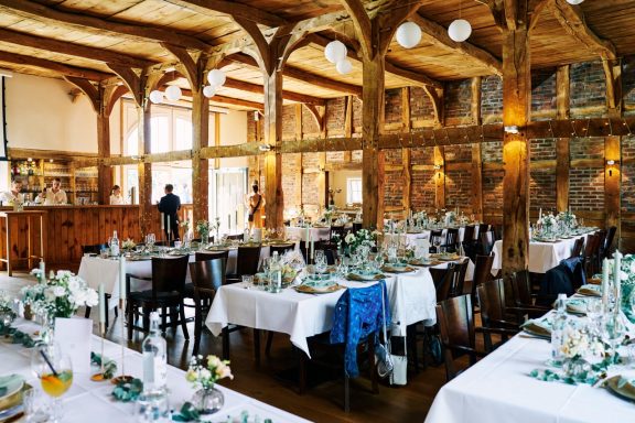 Elegant Restaurantraum mit Holzdekor, gedeckten Tisch und festlicher Atmosphäre.