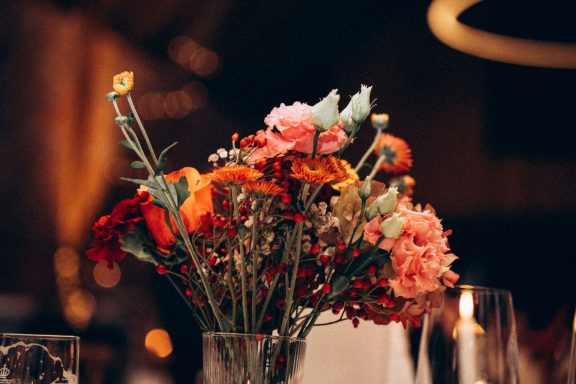Bunte Blumenarrangement in einer eleganten Tischdekoration.