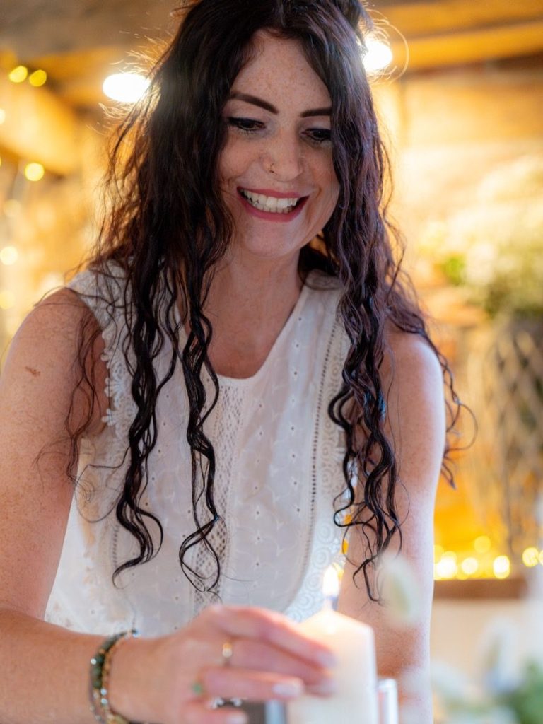 Rosen, Kamille, Gräser und Trockenblumen wirken frisch, natürlich und geben doch einen tollen Farbtupfer Hochzeitsfloristik