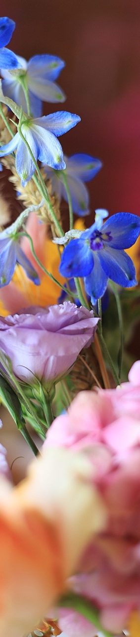 Kerzen in Kombination mit Blumen machen jede Tischdekoration zu einem Highlight Boho Kerzendekoration